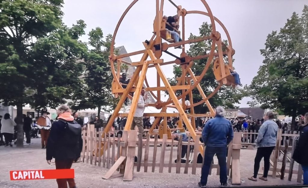 centre-ville ou un festival en plein air.