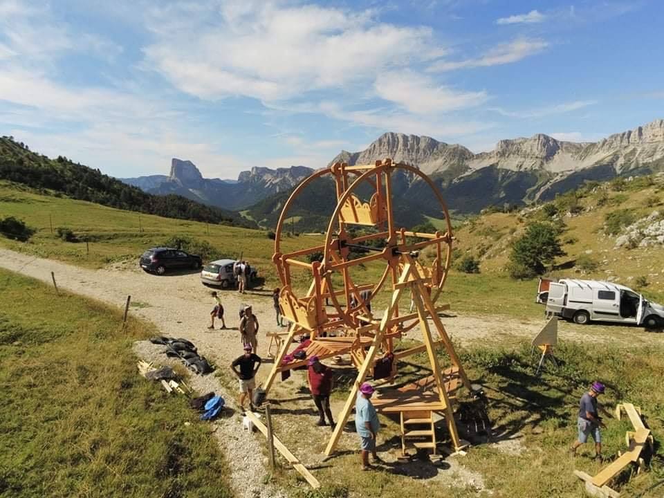 centre-ville ou un festival en plein air.