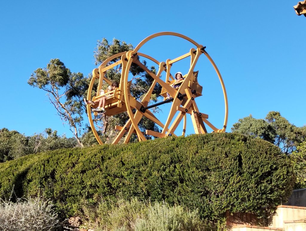 centre-ville ou un festival en plein air.