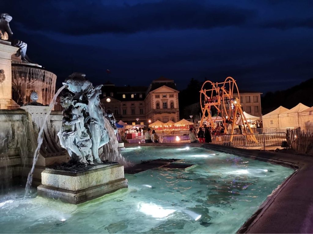 mêlant inspirations d’autrefois et créations contemporaines, à partir de matériaux de récupération.